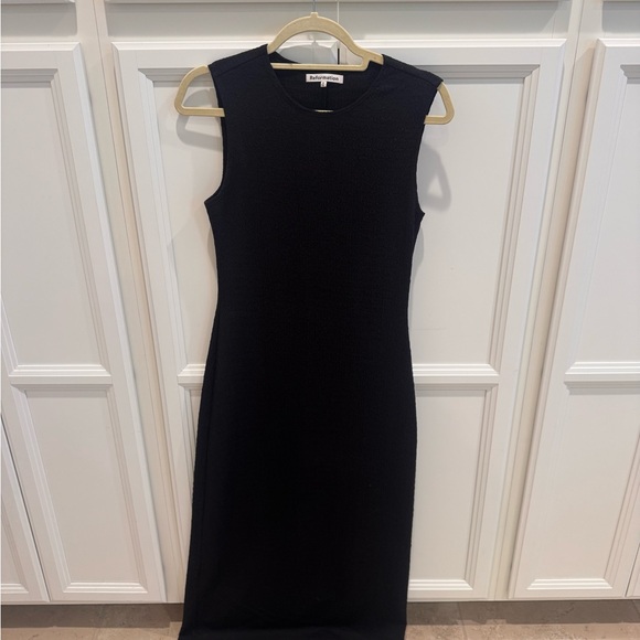 Elegant Black Sleeveless Dress - Picture 2 of 6